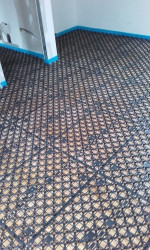 tvarovaná samolepicí deska Giacomini SPIDER pro montáž trubek
